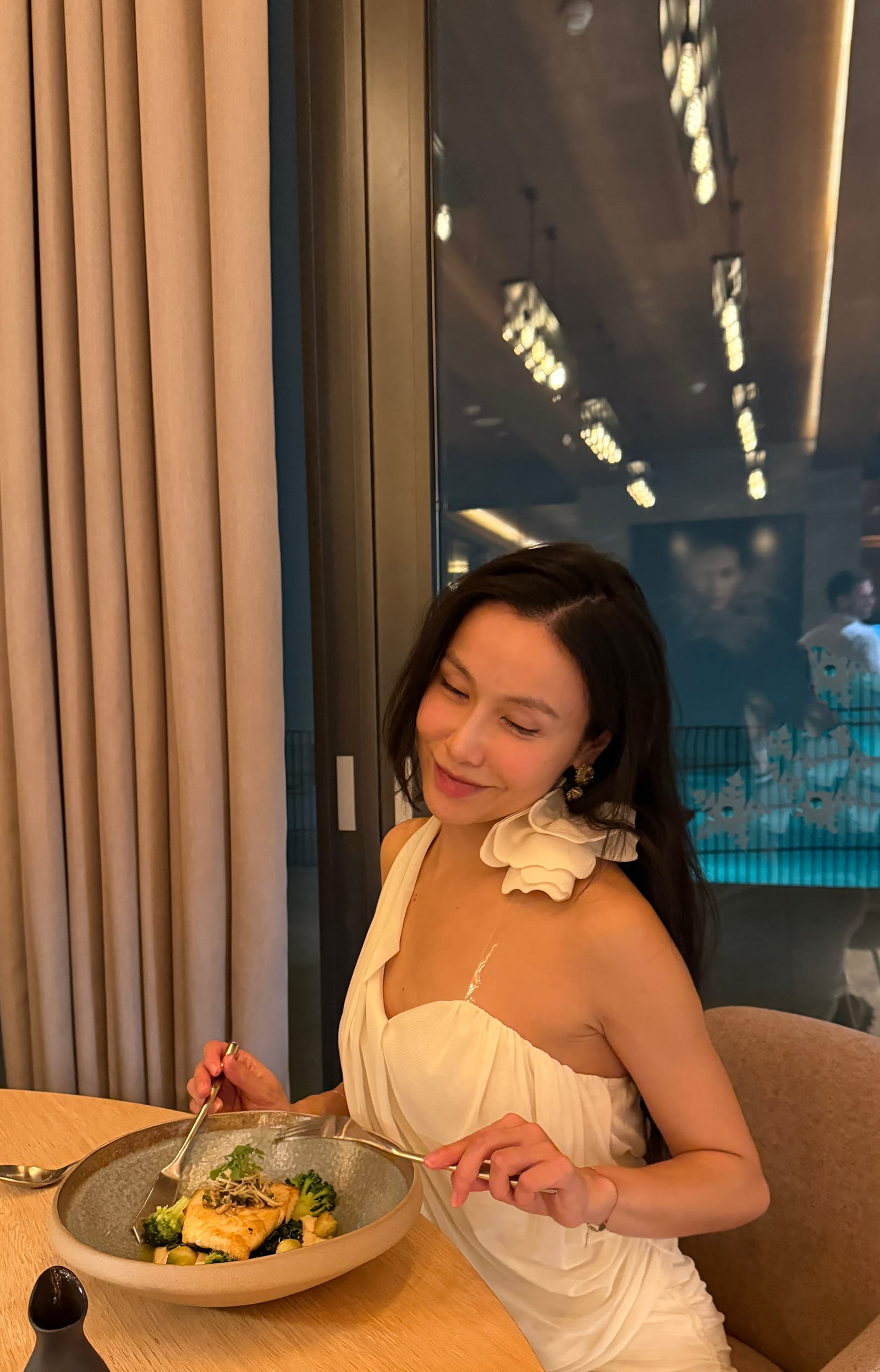 Chelsea dining in a white dress